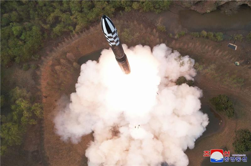 Nordkorea: Haben neuartige Interkontinentalrakete getestet Start einer ballistischen Interkontinentalrakete vom Typ Hwasong-18.