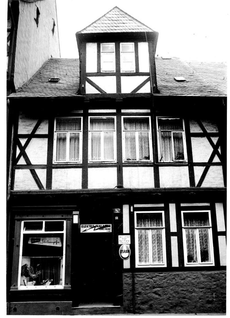 Start in die Selbstständigkeit: Josef Schacker mietet 1922 in der Breiten Straße 58 einen kleinen Laden für das Schusterhandwerk an, später auch die Wohnung darüber. Die Geschäfte laufen gut.