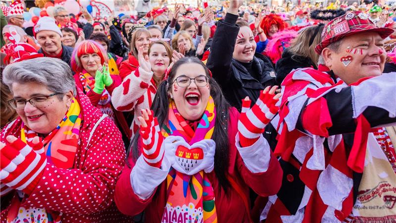 Start in die fünfte Jahreszeit: Jecken feiern auf dem Heumarkt in Köln