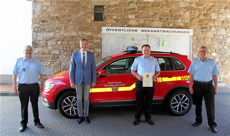 Start in die zweite Amtszeit: Frank Slotta (stellvertretender Stadtbrandmeister), Dr. Oliver Junk (Oberbürgermeister), Oliver Voß (stellvertretender Ortsbrandmeister von Immenrode) und Christian Hellmeier (Stadtbrandmeister)(von links).  Foto: Hohaus