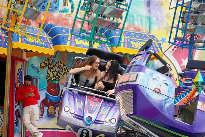 Auftakt nach Maß: Goslarer Volks- und Schützenfest ist eröffnet Start in zehn tolle Tage: Die Schausteller auf dem Osterfeld warten mit vielen Fahrgeschäften und Leckereien auf. Fotos: Epping