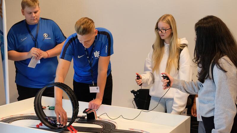 Landkreis Goslar lädt Schüler zur siebten Berufsstarter-Messe ein Start ins Berufsleben: Auf der Messe gibt es zahlreiche Angebote zum Selbst-Ausprobieren.