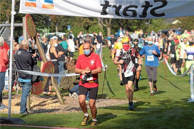 Start mit Maske und in Gruppen: Die siebte Auflage des 10-Teiche-Marathons wird allen 332 Teilnehmerinnen und Teilnehmern in Erinnerung bleiben. Foto: Gietemann