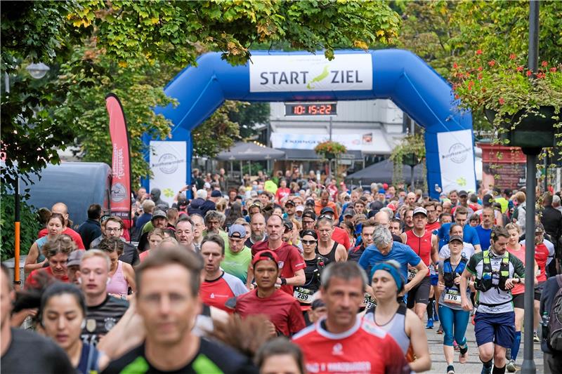 Start und Ziel des 10-Teiche-Marathons sind am Paul-Lincke-Platz, Rathausstraße. Um 10.15 Uhr beginnt der Halbmarathon, wie auf dem Bild im vorigen Jahr. Foto: GZ-Archiv