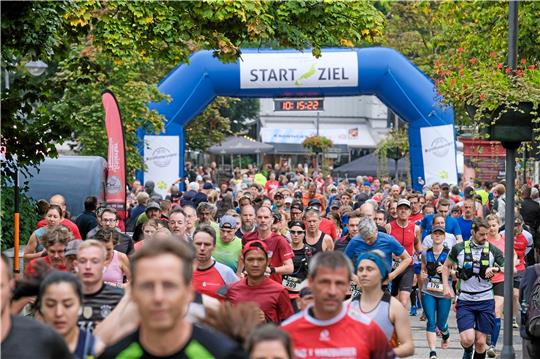 Start und Ziel des 10-Teiche-Marathons sind am Paul-Lincke-Platz, Rathausstraße. Um 10.15 Uhr beginnt der Halbmarathon, wie auf dem Bild im vorigen Jahr. Foto: GZ-Archiv