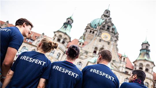 Start und Ziel waren auf dem Platz der Menschenrechte vor dem Neuen Rathaus in Hannover. 