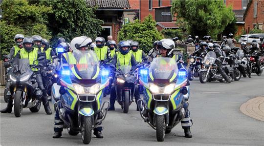 Start zur letzten Ausfahrt: Hinter den Polizeimotorrädern reihen sich die Teilnehmer des Motorradgottesdienstes ein.