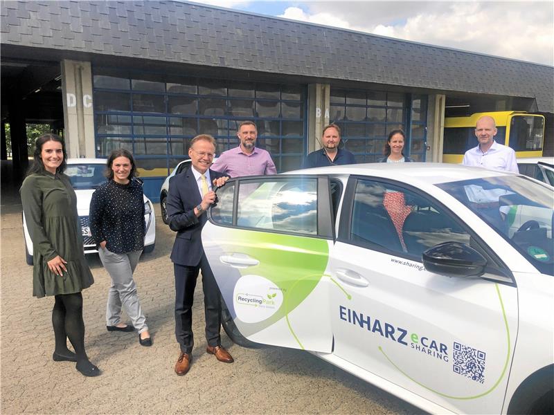 Goslars Elektroflotte steht bereit zum Mieten Startbereit für das E-Car-Sharing in Goslar: Die Vertreter der Partnerorganisationen präsentieren die Peugeots 208 der Goslarer Flotte (v. li.): Sabrina Jasmin Unverhau (Wohngesellschaften Goslar/Harz), Isabel Junior (Hahnenklee Tourismus), Frank Uhlenhaut (Ein-Harz-Initiative), Manuel Nienstedt (Autohaus Deipenau), Dirk Kindel und Anne Sagner (beide Stadtbus Goslar) sowie Uwe Schwenke de Wall junior (Recycling-Park Harz). Foto: Stade