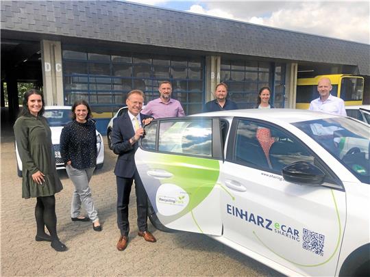 Startbereit für das E-Car-Sharing in Goslar: Die Vertreter der Partnerorganisationen präsentieren die Peugeots 208 der Goslarer Flotte (v. li.): Sabrina Jasmin Unverhau (Wohngesellschaften Goslar/Harz), Isabel Junior (Hahnenklee Tourismus), Frank Uhlenhaut (Ein-Harz-Initiative), Manuel Nienstedt (Autohaus Deipenau), Dirk Kindel und Anne Sagner (beide Stadtbus Goslar) sowie Uwe Schwenke de Wall junior (Recycling-Park Harz). Foto: Stade