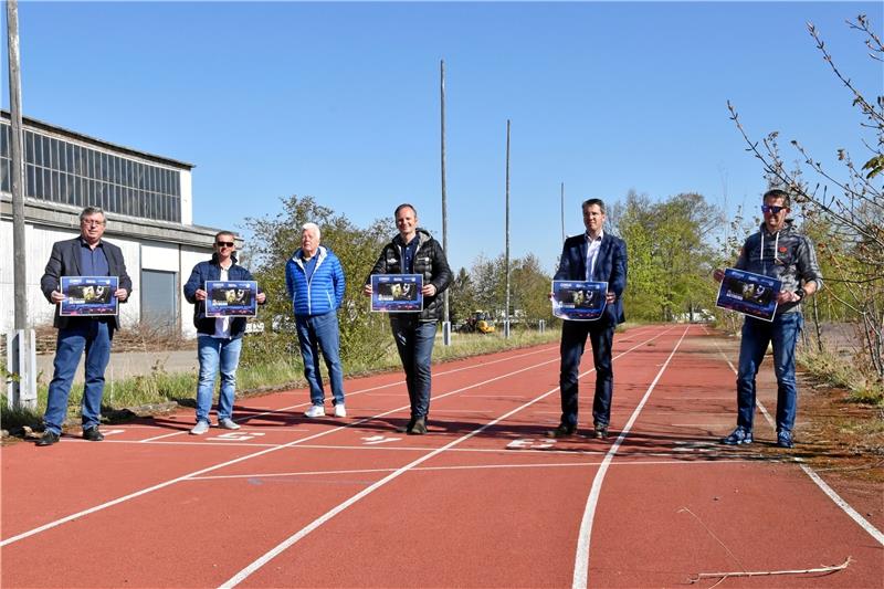 Startbereit für den Kinosommer: Erster Stadtrat Burkhard Siebert, Mario Zinnecker (MZ-Catering), Folkert Bruns (Besitzer des Areals), Christian Legler (Studio D4) Oberbürgermeister Oliver Junk und Florian Wildmann (Cineplex).  Foto: Hartmann