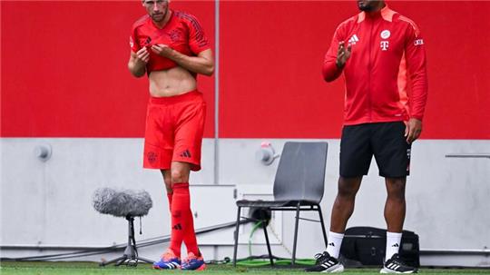 Startelfeinsatz im Testspiel: Aber Leon Goretzka (l.) hat einen schweren Stand beim neuen Bayern-Trainer Vincent Kompany.