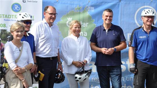Startschuss für Stadtradeln: Die Hauptverwaltungsbeamten Eric Homann (Seesen), Urte Schwerdtner (Goslar) und Dr. Alexander Saipa (Landkreis) sind dabei.