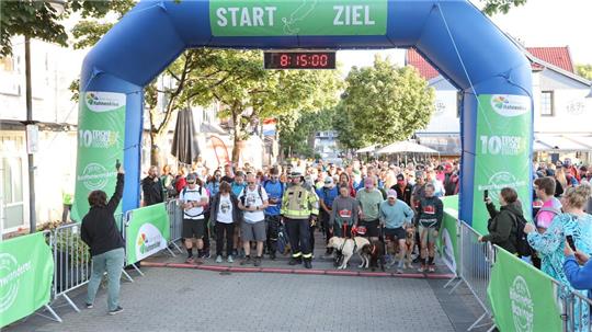 Startschuss für den Hahnenkleer Wandermarathon. Insgesamt 448 Wanderer gingen an den Start.