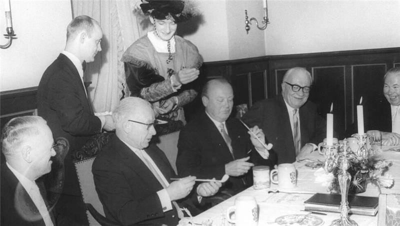 Wie Schlagerstar Udo Jürgens auf Bilder vom Goslarer Pancket kommt Startschuss im Jahr 1967: Beim ersten Pancket ist Niedersachsens Innenminister Otto Bennemann Ehrengast in der „Kaiserworth“. Zur Tradition gehört das Rauchen von Tonpfeifen nach dem Essen.