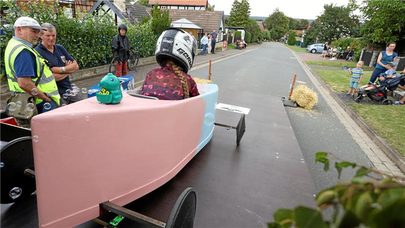 Startszene: Von einer Rampe aus geht es für die Seifenkisten beim Rennen die Dorfstraße hinab.