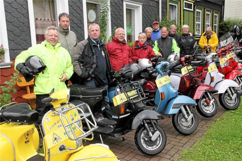 Station in Zellerfeld: Organisator der Harz-Tour ist Maximilian Hayart (3. von links).