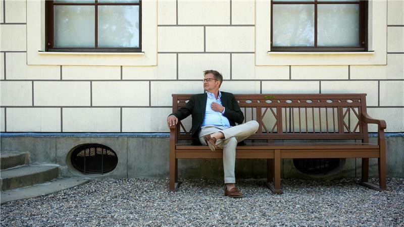 Statt Gold entsteht Rubinrot: Illies‘ neues Buch zeigt, wie Kunckels Glas Preußens Kassen füllte.
