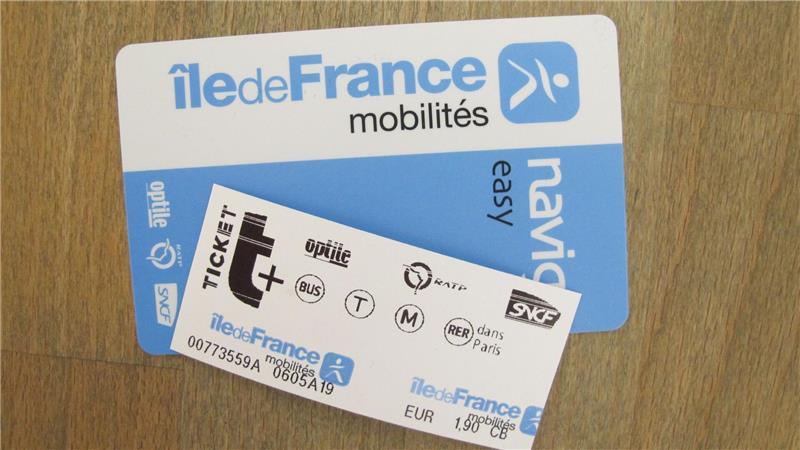 Statt Papier-Tickets gibt es in der Pariser Metro künftig elektronisch aufladbare Karten und Tickets auf dem Smartphone (Archivbild).