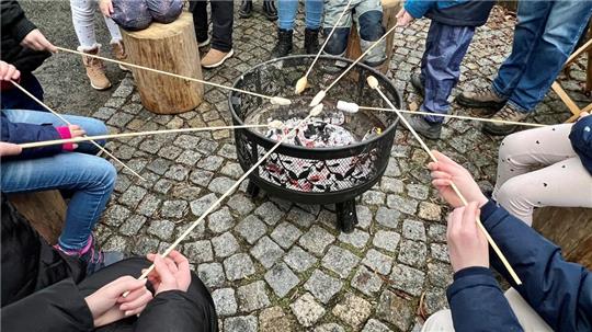 Statt Schlittenfahren steht bei der Winterparty im Marktgarten das Braten von Stockbrot auf dem Plan.