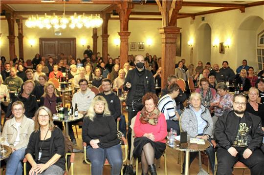Statt Selfies gibt es diesmal ein Gruppenbild mit dem „Herrn der Maden“.  Foto: Fricke