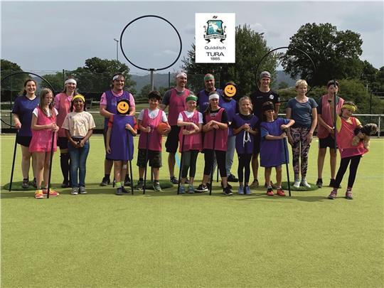 Statt auf fliegenden Besen sind die Quidditch-Spieler mit schwarzen Kunststoffstäben zwischen den Beinen auf dem Rasen unterwegs. Die Braunschweiger Broomicorns betreiben den Sport regelmäßig und haben ihn jetzt Ferienpasskindern gezeigt. Foto: Privat