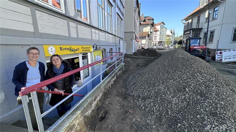Schmiedestraße für Fußgänger gesperrt: Was sagen die Anlieger? Statt eines Gehsteigs hat der Kirchenladen nun einen großen Berg Kies vor der Tür. Marianne Schirrmeister und Helga Eberts vom Trägerverein müssen nun Möglichkeiten finden, damit zu leben.
