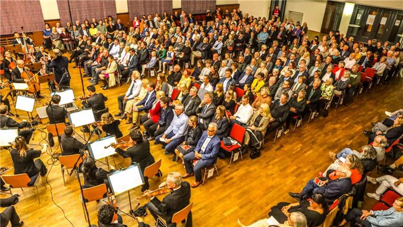 Statt in der Marktkirche erleben die Zuhörer das Eröffnungskonzert in der Aula Academica. Nur ganz wenige Plätze bleiben frei.