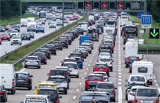 Stau-Sorgen: Um den Verkehr zumindest ein wenig zu entlasten, gilt am Feiertag ein Fahrverbot für Brummis über 7,5 Tonnen.
