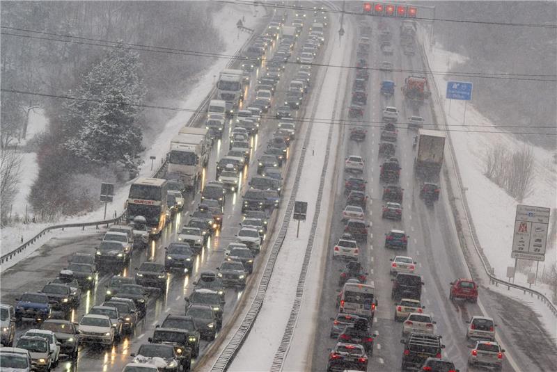Freud und Leid im Schneetreiben - Winterliche Tage Stau auf der Autobahn A8 am Irschenberg (Bayern).