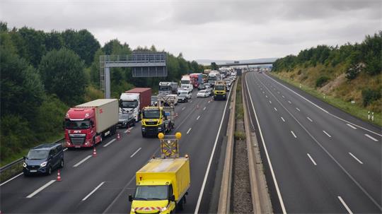 Auf der A7 staute sich der Verkehr auf den linken Fahrstreifen, während die rechte Fahrbahn wegen der Sperrung komplett frei blieb.