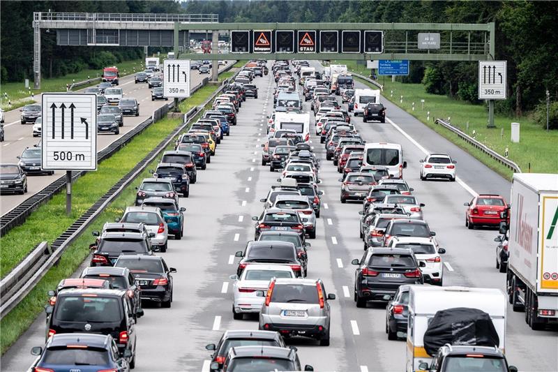Autobahngesellschaft setzt auf Betriebssystem gegen Staus Stau auf einer Autobahn: Mit dem Einsatz von künstlicher Intelligenz sollen unter anderem Umleitungen frühzeitig angezeigt werden.