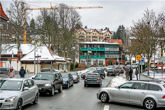 Stau in der Elbingeröder Straße: Im Winter ein normales Bild, aber da geht noch mehr, wenn der Skibus erst mal die Innenstadt „dicht“ macht.  Archivfoto: Brabanski