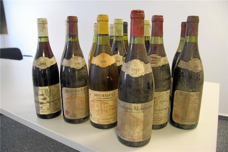 Staubige alte Flaschen mit klangvollen Namen auf dem Etikett. Der Inhalt hatte leider seine beste Zeit schon hinter sich. Foto: Horn