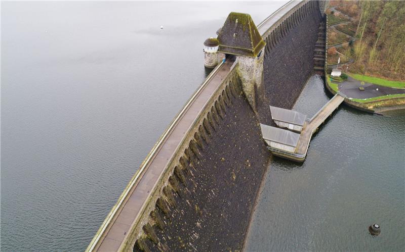 Sedimente lassen Speicherkapazität von Staudämmen sinken Staudämme schränken den natürlichen Sedimenttransport der Flüsse ein.