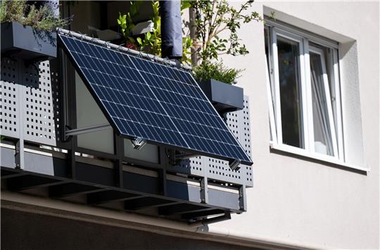 Stecker-Solaranlagen für den Balkon können die eigene Stromrechnung senken. Ihre Zahl ist zuletzt stark gestiegen.