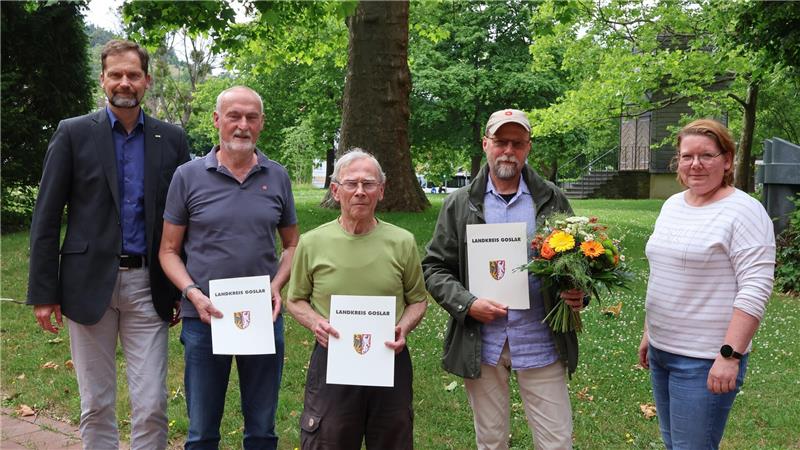 Stefan Behrens (l.) Fachbereich Bauen und Umwelt, und Kathrin Schirok (r.), untere Naturschutzbehörde, ernennen die Landschaftswarte: Siegfried Maibaum (2. v. l.), Paul Kunze (M.) und Thomas Moll. Mit dazu gehören Volker Edelmann, Hans-Günther Schärf und Reinhard Vierke.