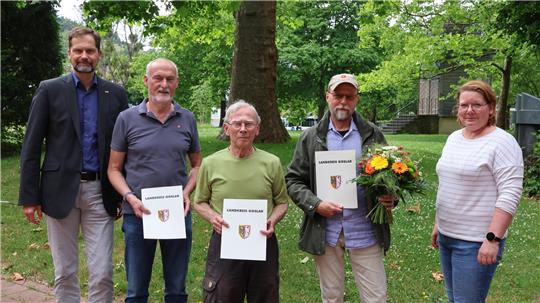 Stefan Behrens (l.) Fachbereich Bauen und Umwelt, und Kathrin Schirok (r.), untere Naturschutzbehörde, ernennen die Landschaftswarte: Siegfried Maibaum (2. v. l.), Paul Kunze (M.) und Thomas Moll. Mit dazu gehören Volker Edelmann, Hans-Günther Schärf und Reinhard Vierke.