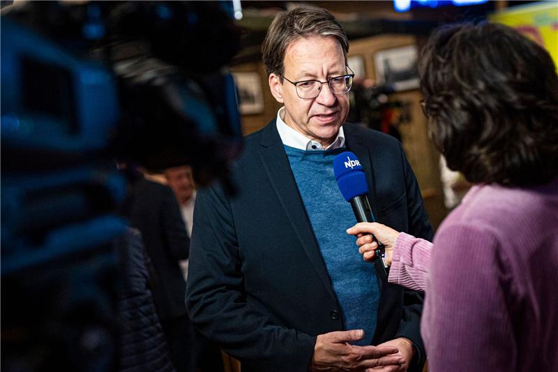 FDP richtet sich auf außerparlamentarische Arbeit ein Stefan Birkner, Spitzenkandidat der FDP, gibt ein Interview.