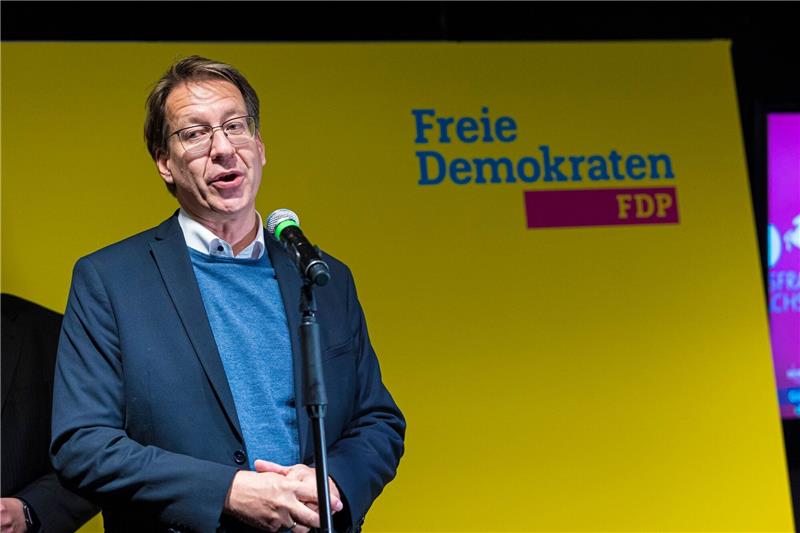 FDP-Landeschef: Oppositionsrolle „wäre wichtige Funktion” Stefan Birkner, Spitzenkandidat der FDP, spricht auf der Wahlparty der FDP.