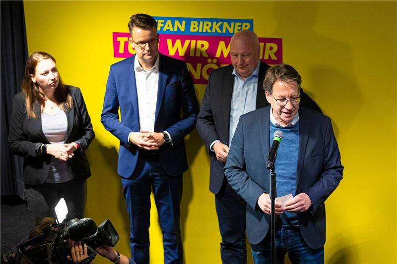 Stefan Birkner (r), Spitzenkandidat der FDP, spricht auf der Wahlparty der FDP.