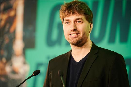 Stefan Gelbhaar (Bündnis 90/ Die Grünen) hält ein Verbot von kurzen Privatflügen für rechtlich schwierig.