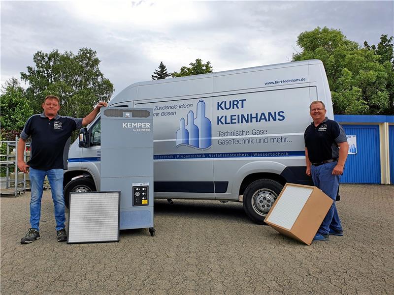 Stefan Jauert (links) und Uwe Lebensieg vom Goslarer Unternehmen Kurt Kleinhans beliefern den Kreis Northeim mit 162 Luftfilteranlagen für Klassenräume.  Foto: Sowa