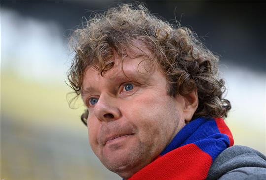 Stefan Krämer steht vor Beginn eines Spiels im Stadion.
