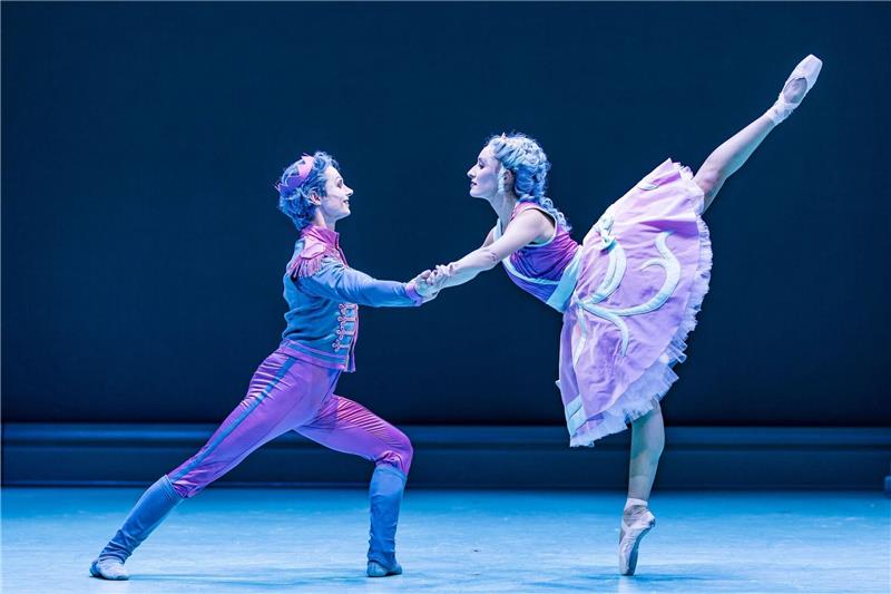 Quälerei und Spitzentanz: Ballettszene kämpft um ihren Ruf Stefan Kulhavec als Nussknacker-Prinz und Alessandra Armorina als Clara tanzen bei einer Probe für das Ballettstück «Der Nussknacker» in Cottbus.