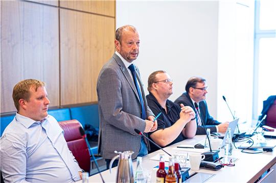 Stefan Marzischewski-Drewes (AfD, 2.v.l.), eröffnet die AfD-Fraktionssitzung im Landtag.
