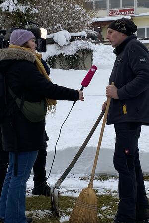 Stefan Piller vom Organisationsteam erklärt dem Fernsehteam, wie aufwendig die Vorbereitungen waren.
