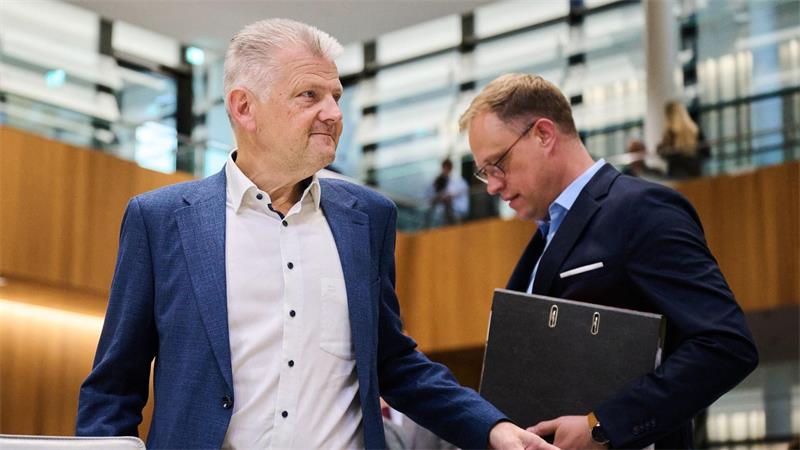 86 Prozent: Siebels neuer SPD-Fraktionschef in Niedersachsen Stefan Politze (l), hier mit Nachfolger Siebels, trat am 8. Oktober als Fraktionschef zurück. (Archivbild)