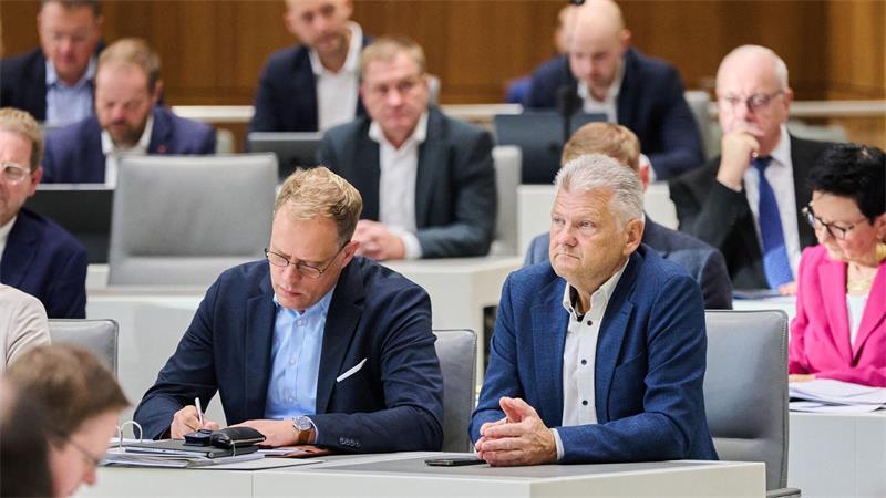 Stefan Politze (vorne rechts) während der Landtagssitzung, in der seine Immunität aufgehoben wurde.