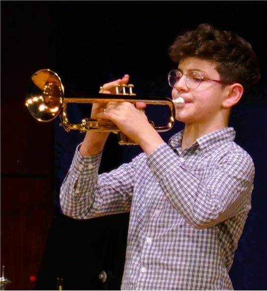 Stefan Rachev überzeugt auch beim Landeswettbewerb auf der Trompete. Er wird sich im Mai auf Bundesebene messen. Foto: Kreismusikschule
