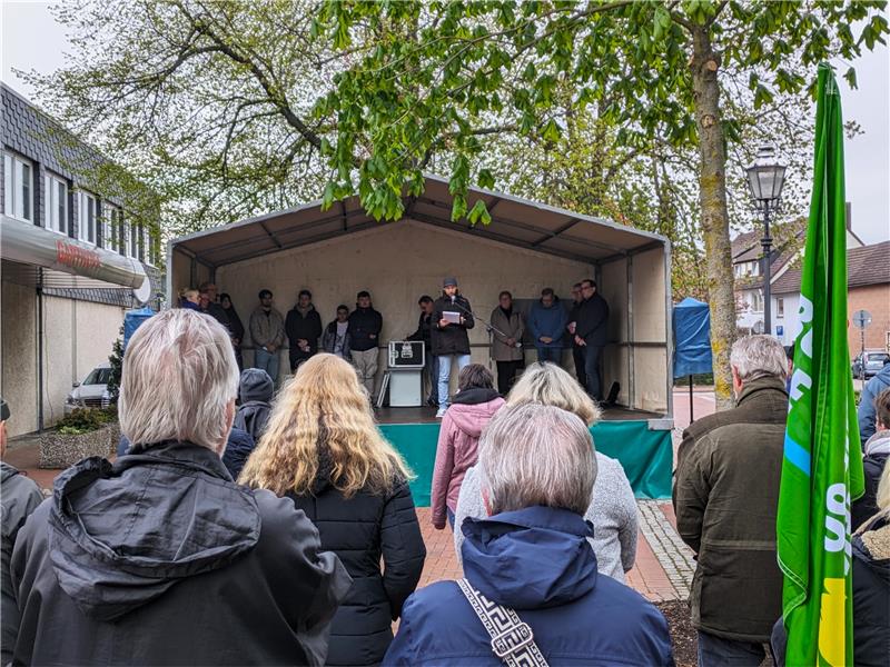 In Langelsheim „vor Ort ein klares Zeichen setzen“ Stefan Schlechtweg (FDP) während seiner Rede auf dem Freiheitsplatz zum Thema „Für Demokratie und Toleranz“. Foto: Raksch